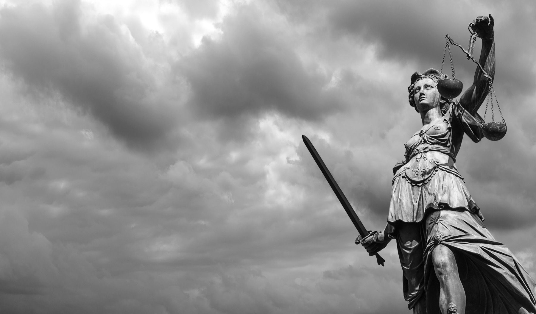 Justitia med våg och svärd, symbolbild för rättsskydd och rättshjälp